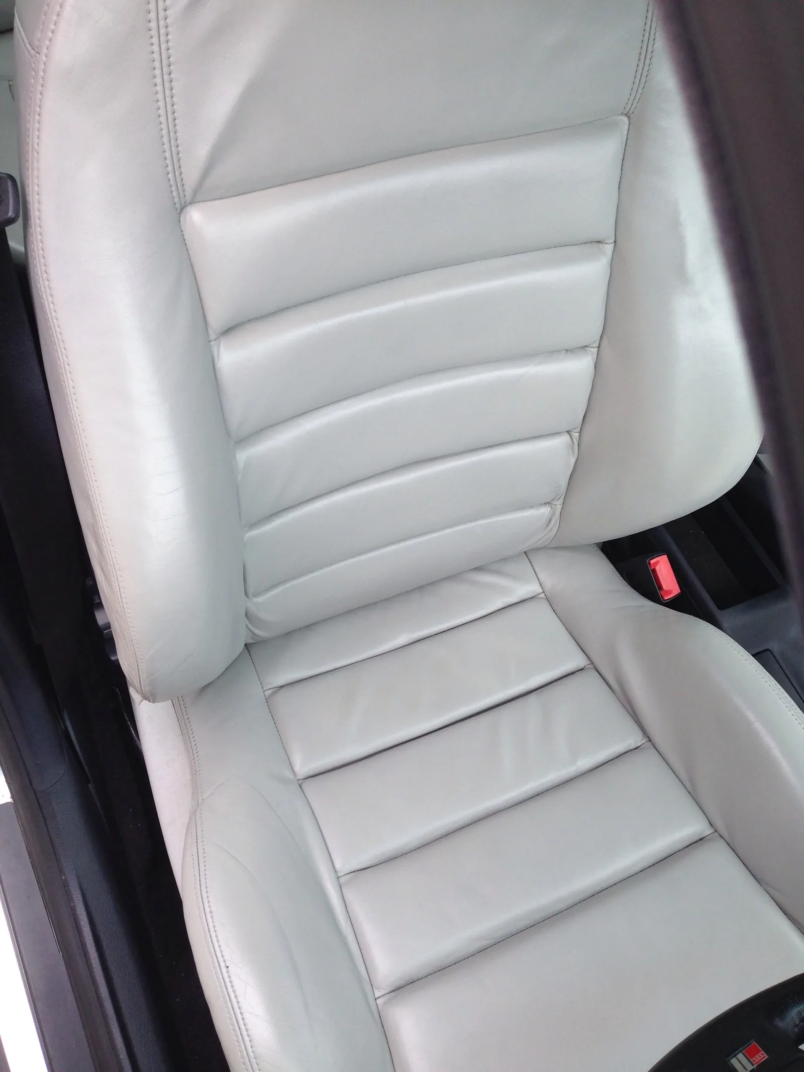 Asiento de piel de auto limpio y restaurado