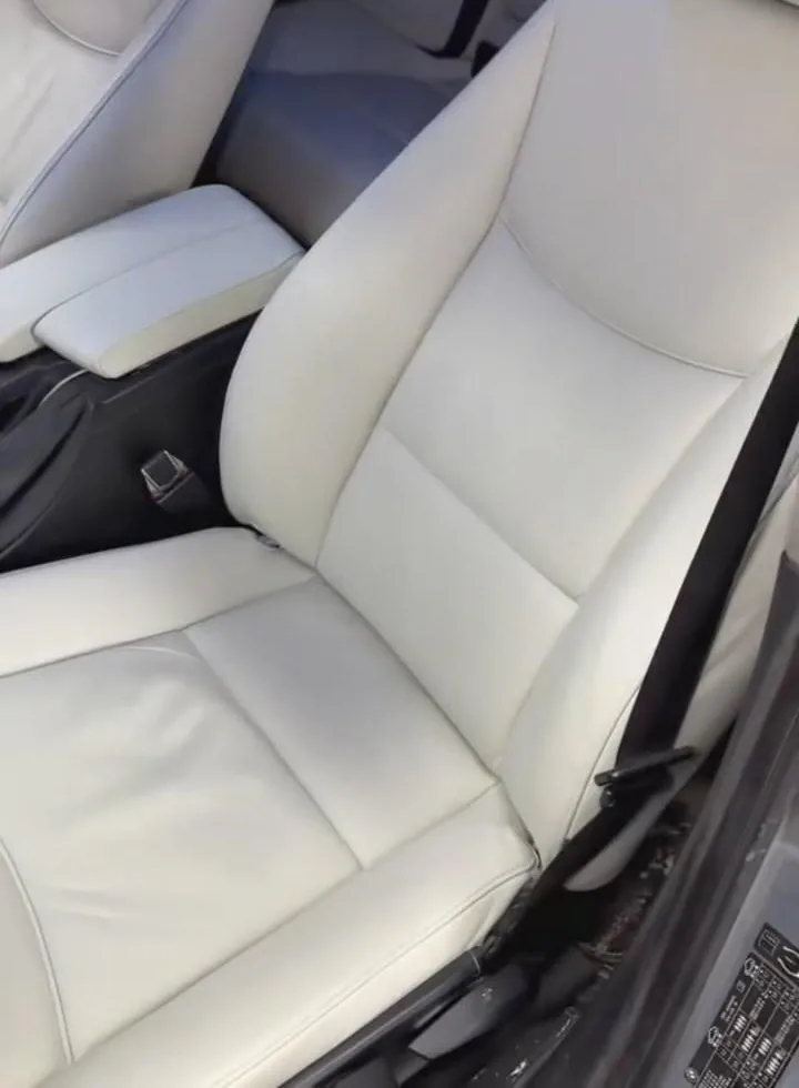 Limpieza de asientos de piel: asiento de piel blanca limpio
