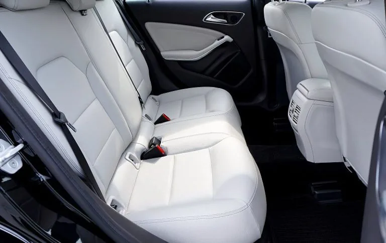 Asiento trasero de piel blanca limpio