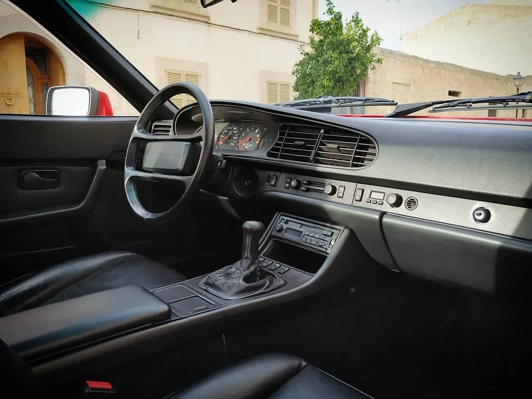 Interior de auto clásico limpio