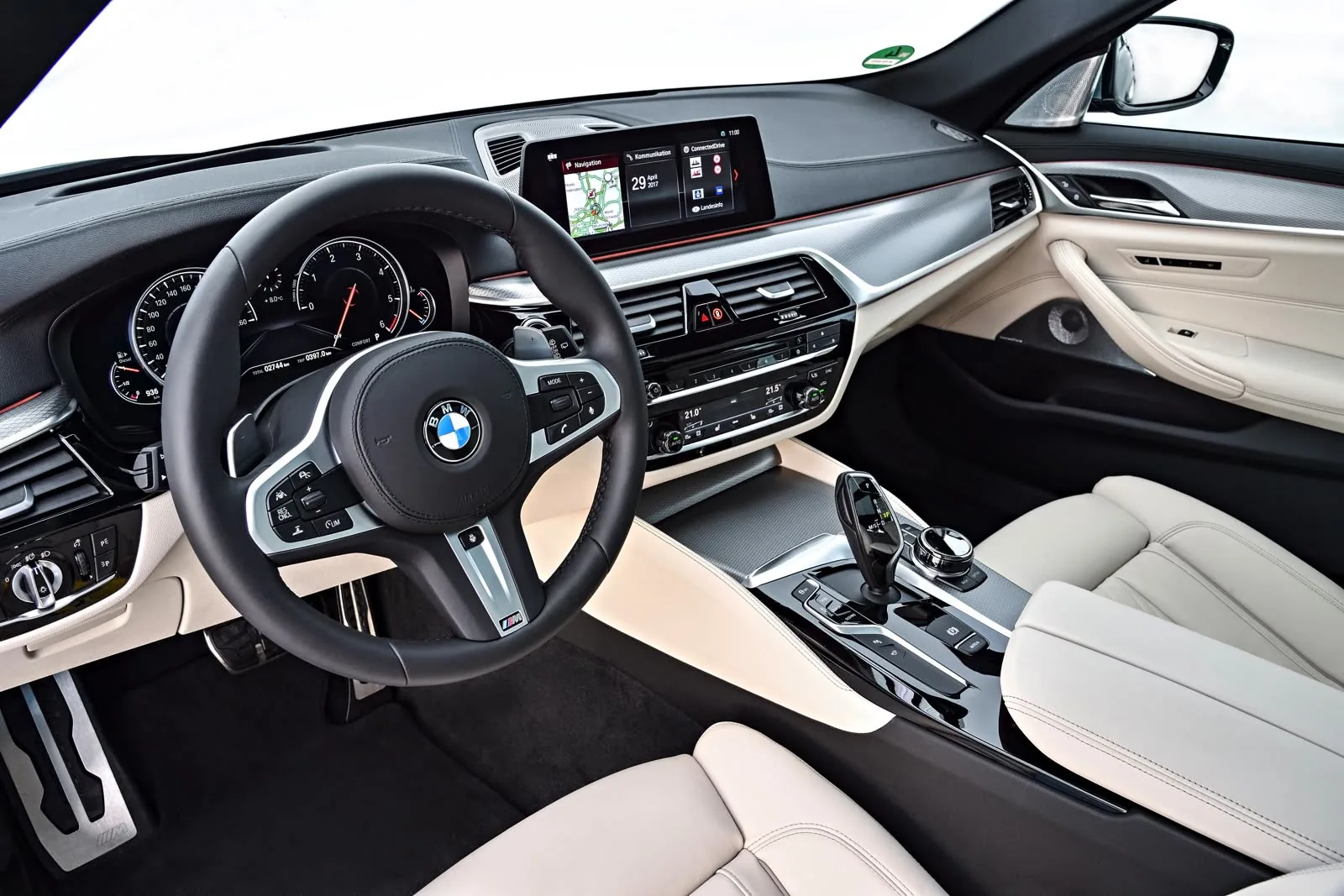 Interior de auto con piel blanca impecable