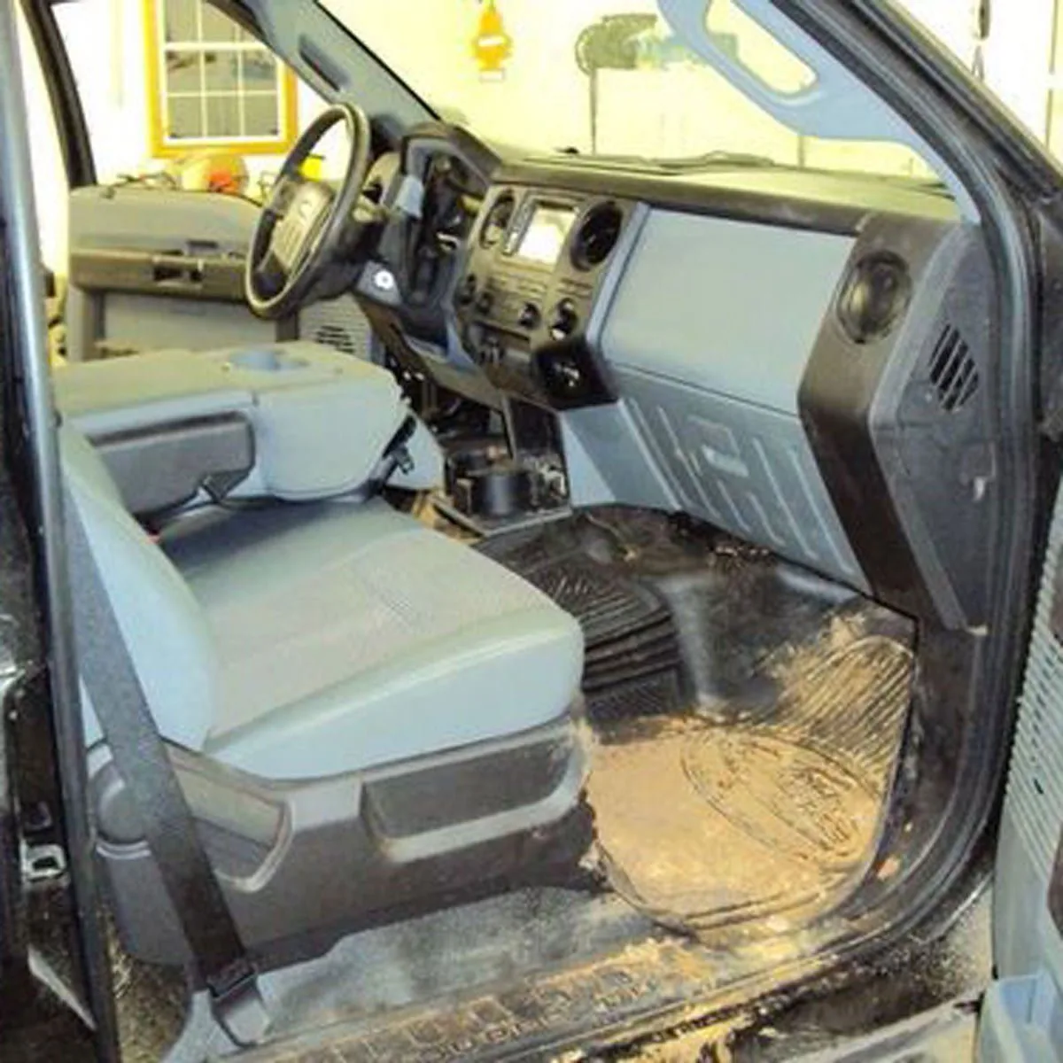Lavado de alfombra auto: cabina de auto muy sucia con alfombra llena de tierra antes del lavado