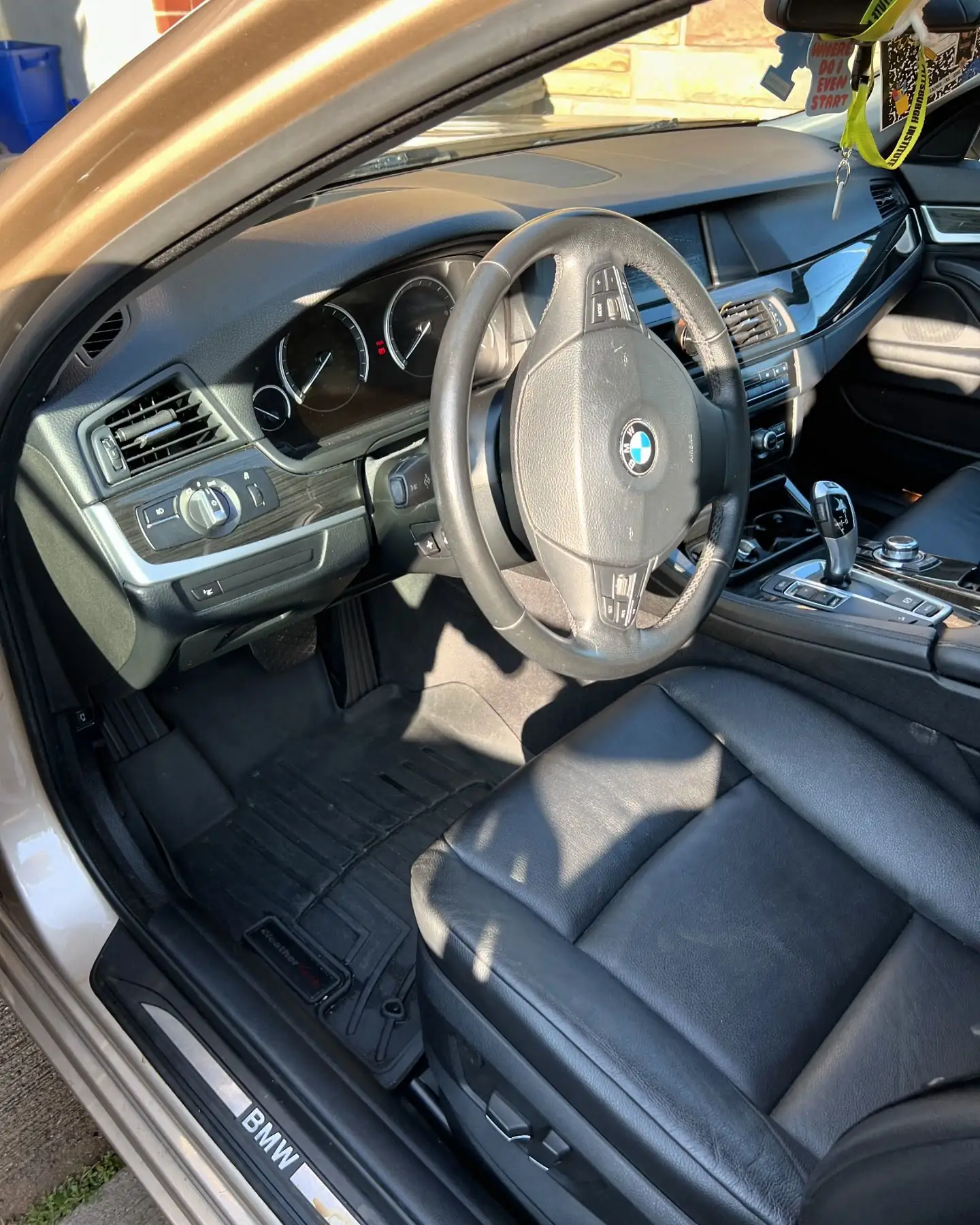 Interior de auto sucio antes del lavado de vestiduras