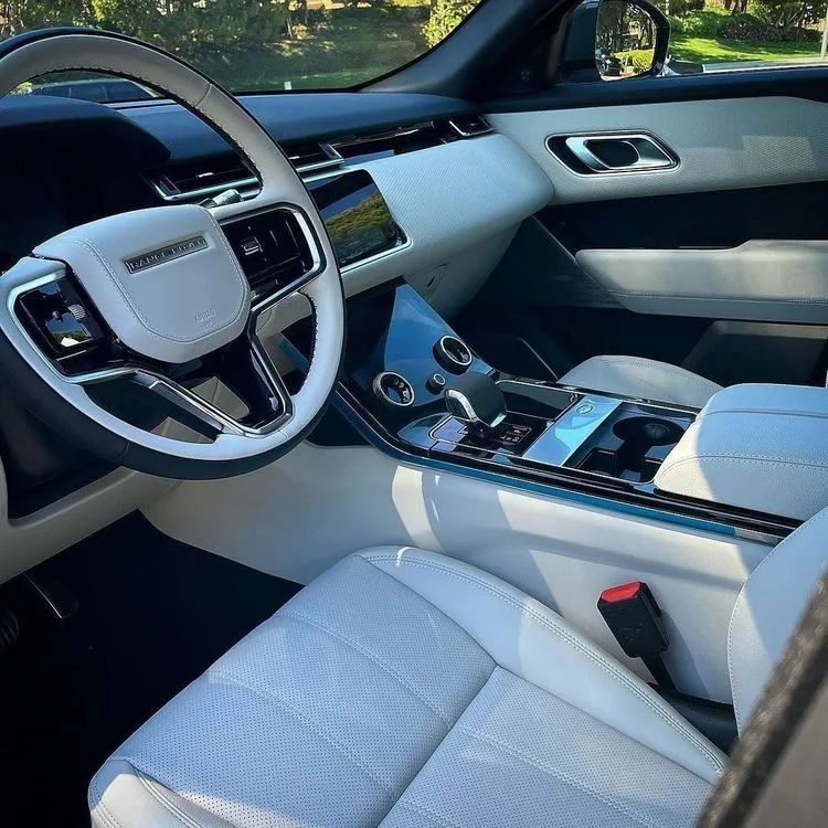 Lavado de interior de auto: interior de camioneta con asientos de piel blanca
