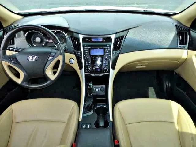 Interior de auto con asientos de piel beige limpios
