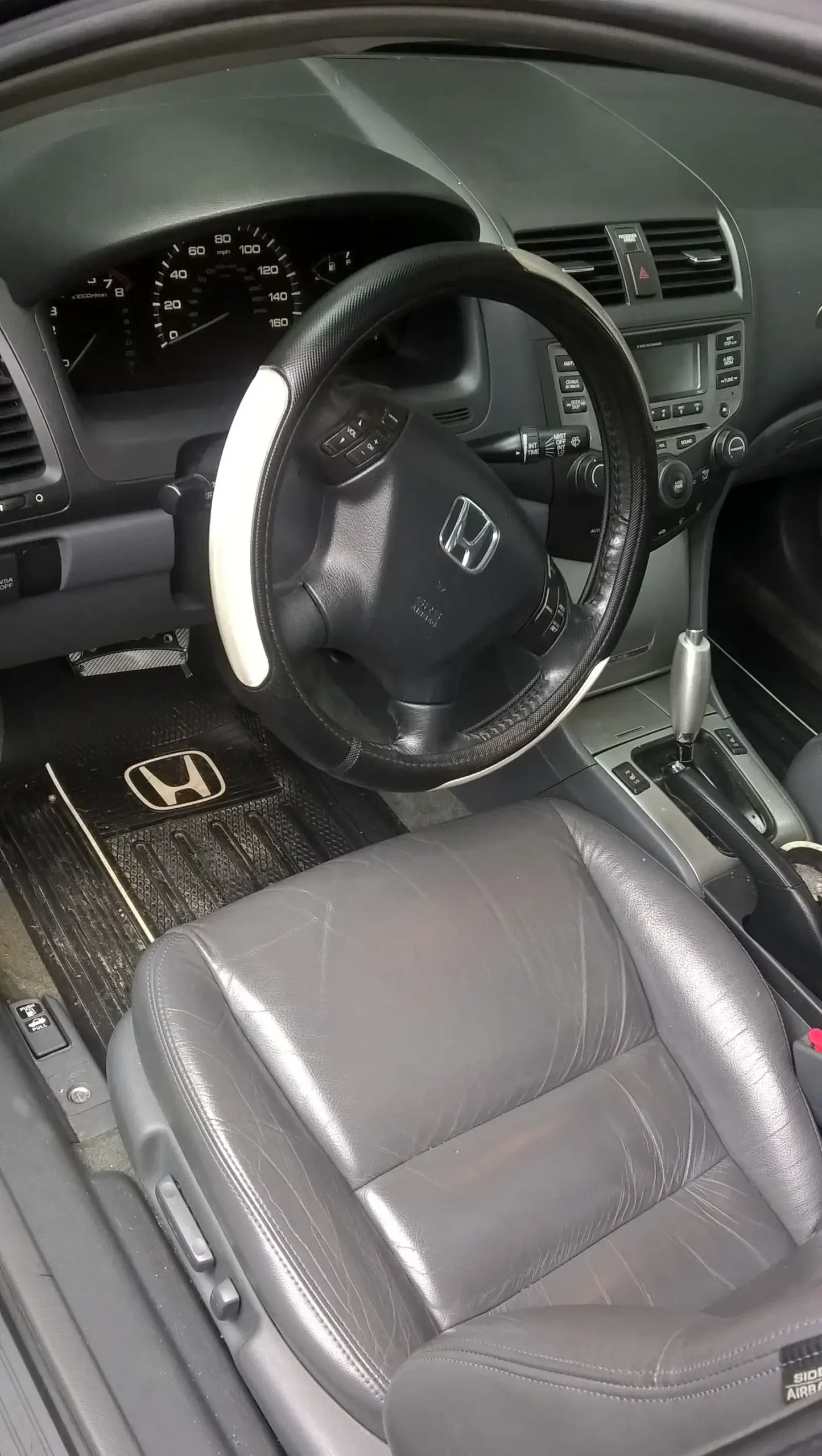 Interior de auto con asientos de piel negra limpios