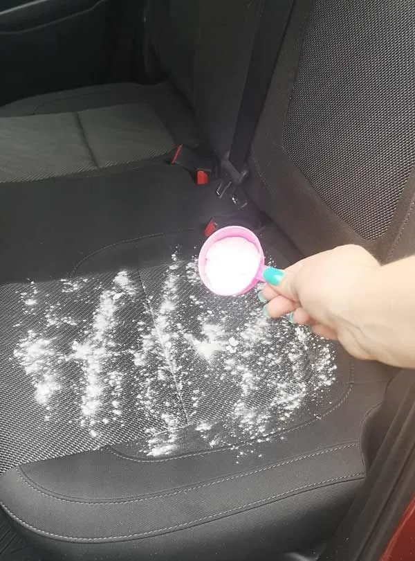 Limpiar tapicería auto: limpiador aplicado sobre un asiento de tela de auto